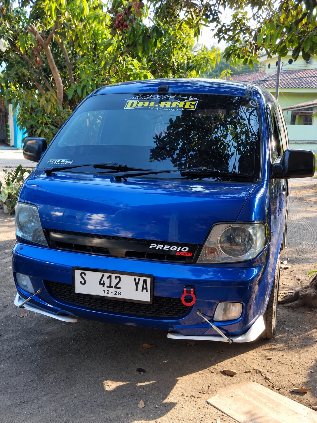 Van biru tampak depan armada Surya Abadi Transindo