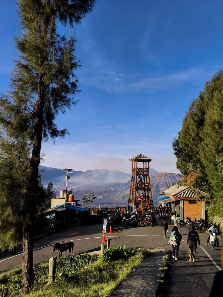 Menara pandang dan wisatawan di area viewpoint Bromo