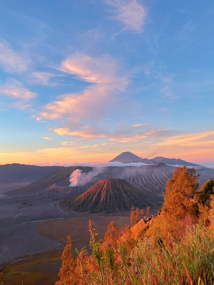 Langit sunrise jingga di atas kawah Bromo
